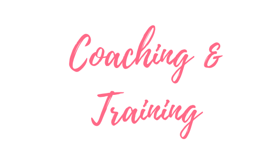 Coaching & Training, Rosa Schrift auf weißem Hintergrund