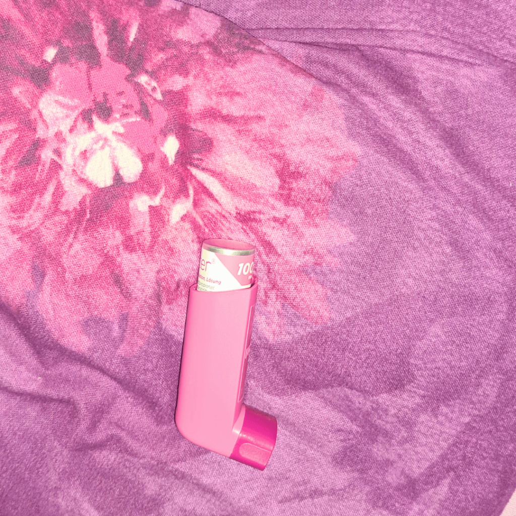 Ein Asthmainhalator auf lila geblühmtem Hintergrund